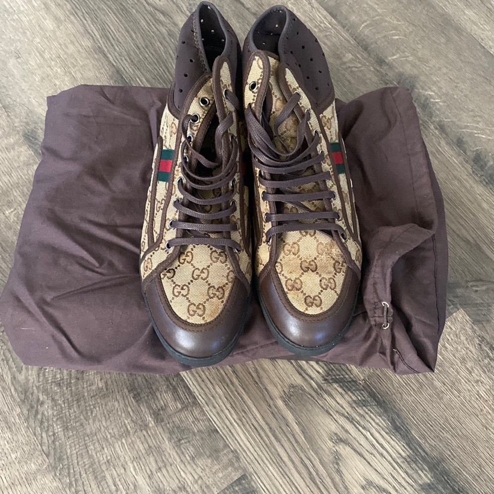 Gucci beige -ebony cocoa color size 9G which is a size 10 US